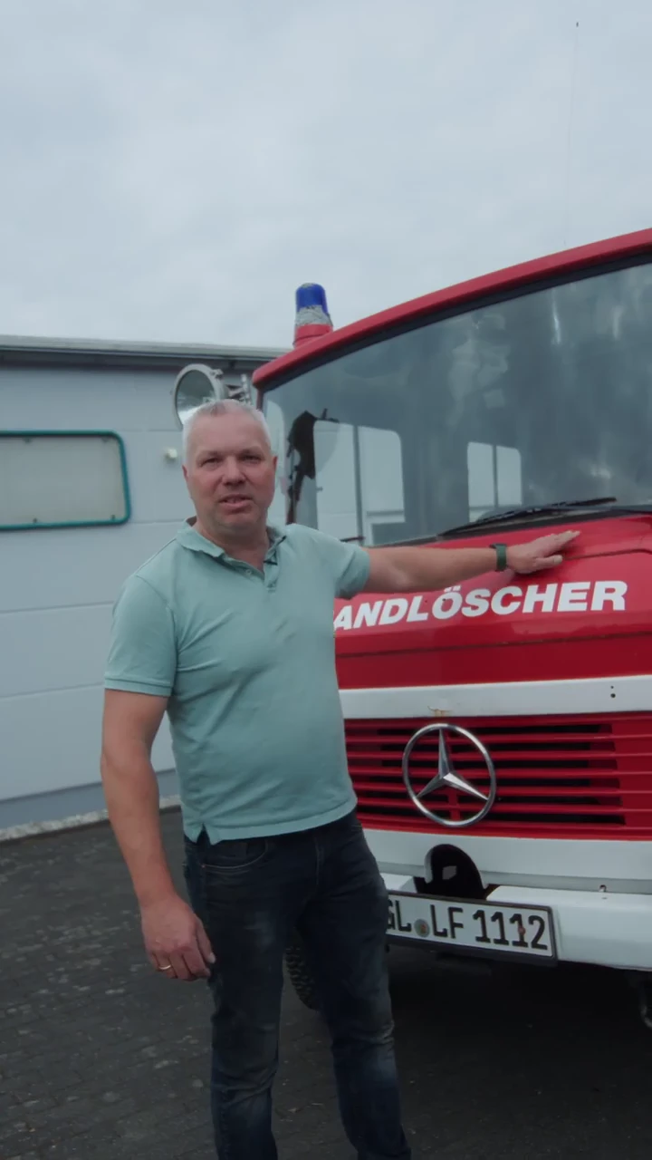 Einblick ins Video: Der Gastgeber vor dem roten Brandlöscher