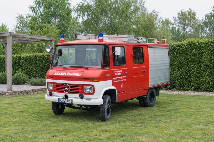 Unser rotes Feuerwehrfahrzeug als besonderer Blickfang im Garten