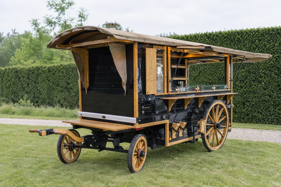 Mobile Kutschenbar mit Holzrädern und aufgeklapptem Dach