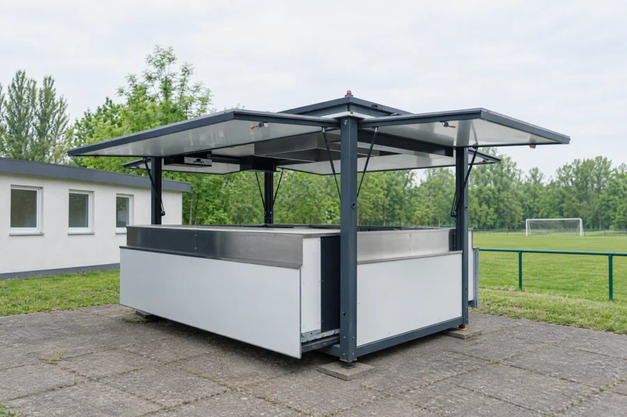 Geöffneter Verkaufsstand mit umlaufender Überdachung