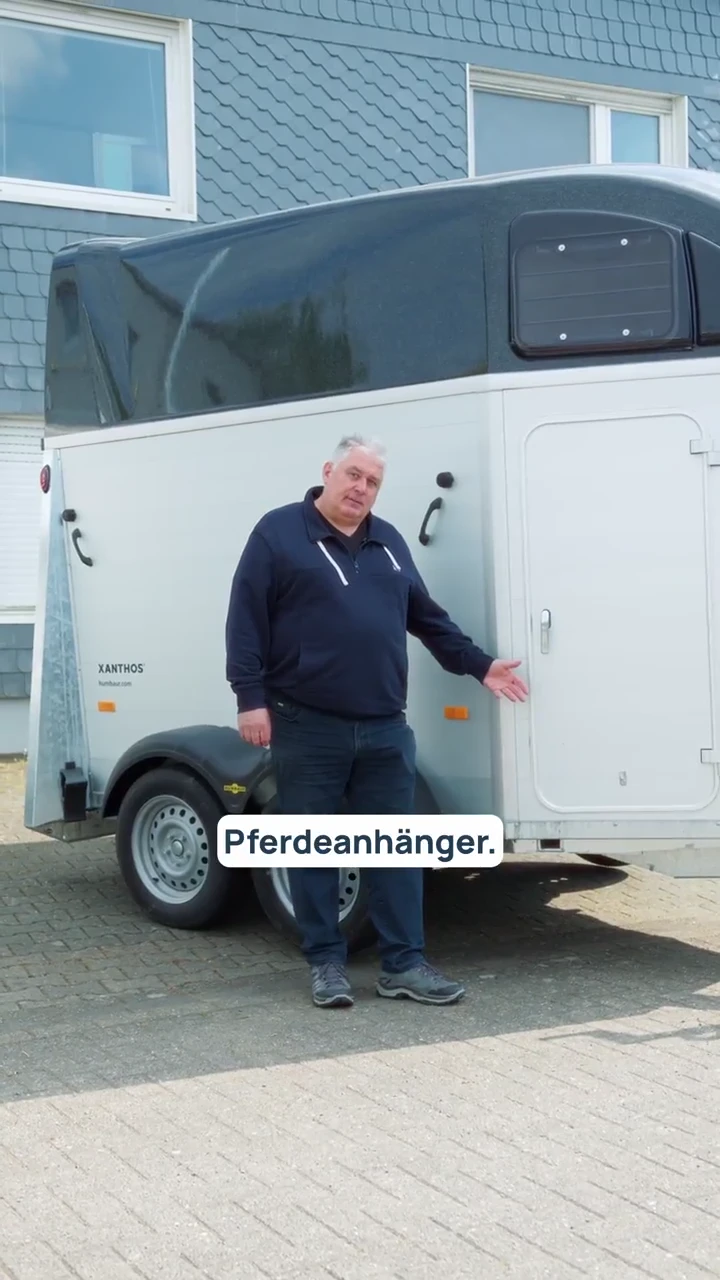 Michael Biesenbach stellt das Mietangebot vor einem Pferdeanhänger vor